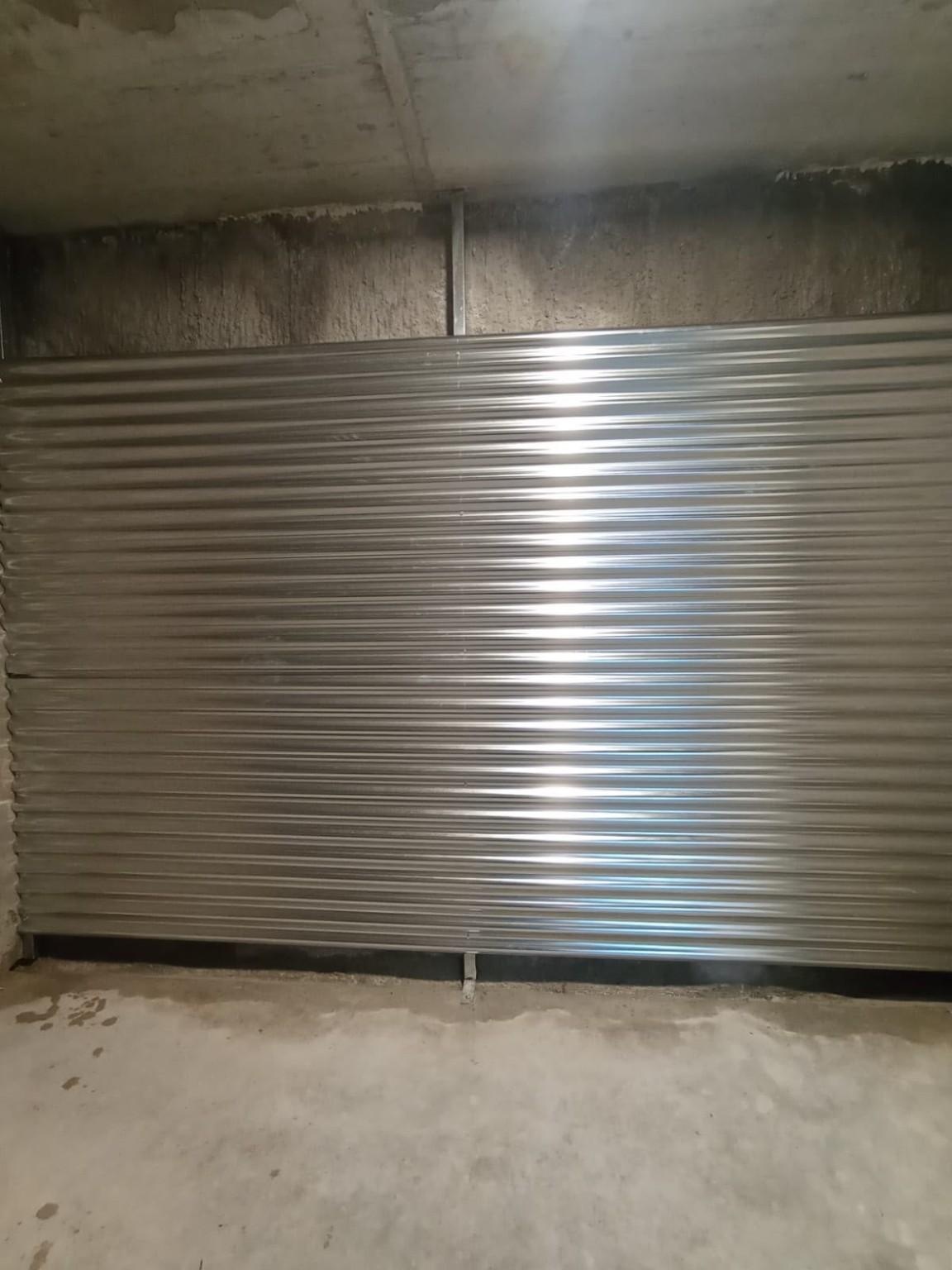 Estructura metàl·lica de suport amb planxes metàl·liques instal·lades