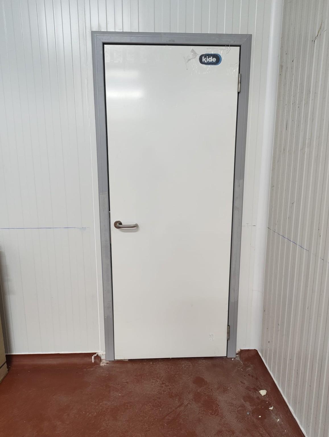 Porta de vianants sanitària d'una fulla integrada en tancament sanitari