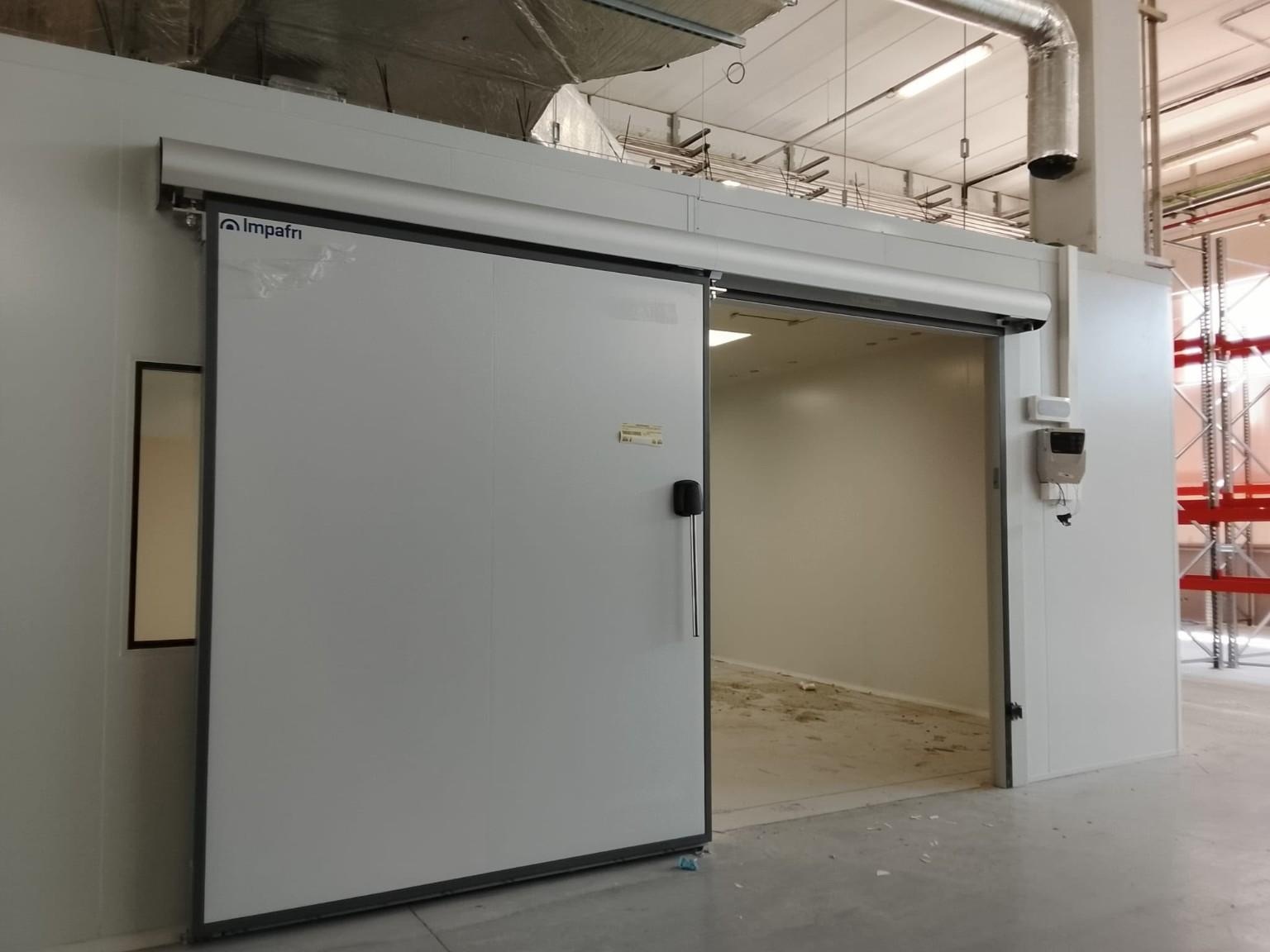 Tancaments interiors de panell sanitari amb portes corredisses integrades