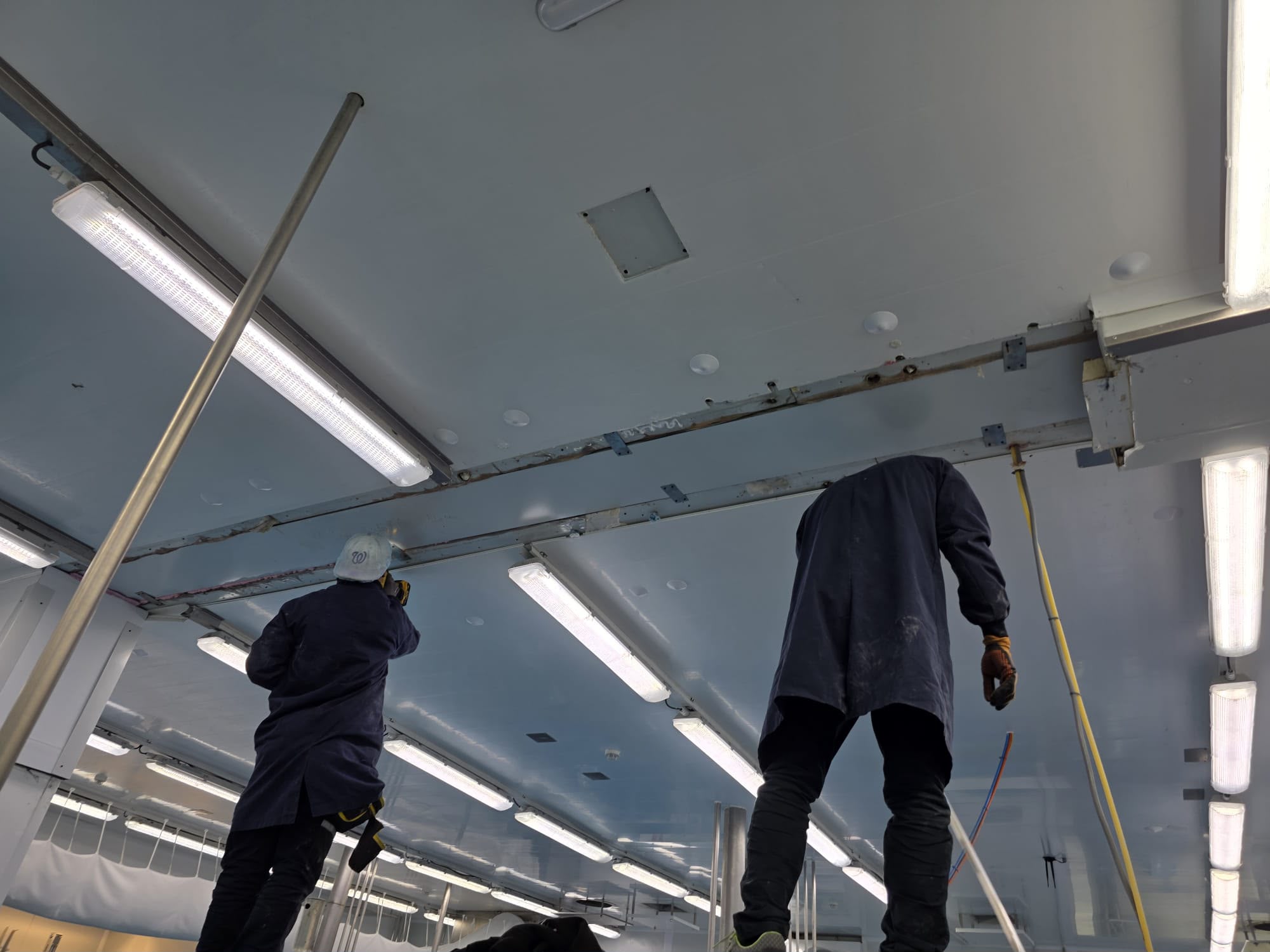 Instal·lació de revestiment sanitari en sala blanca
