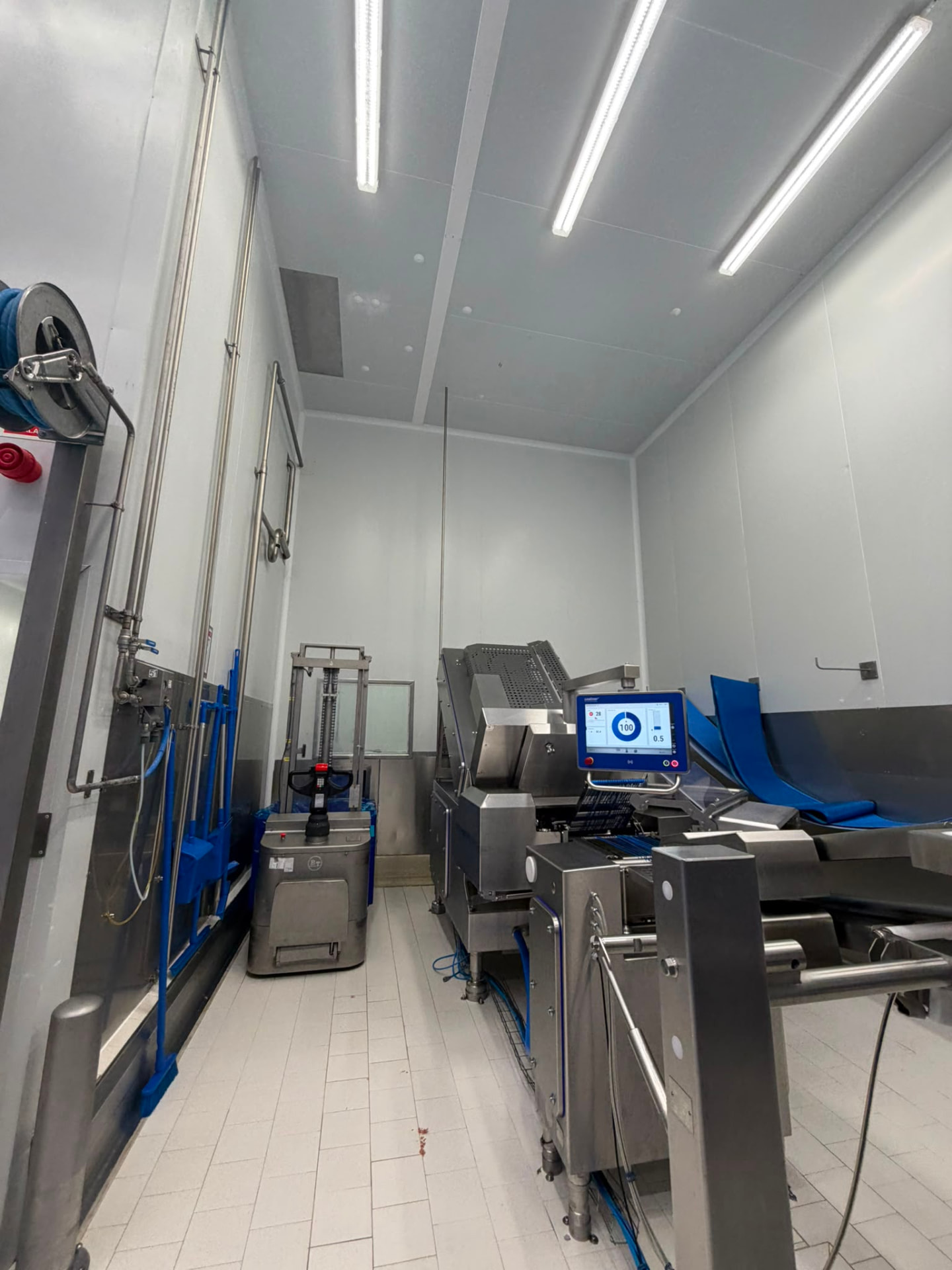 Sala tècnica acabada amb equips de control i acabats sanitaris