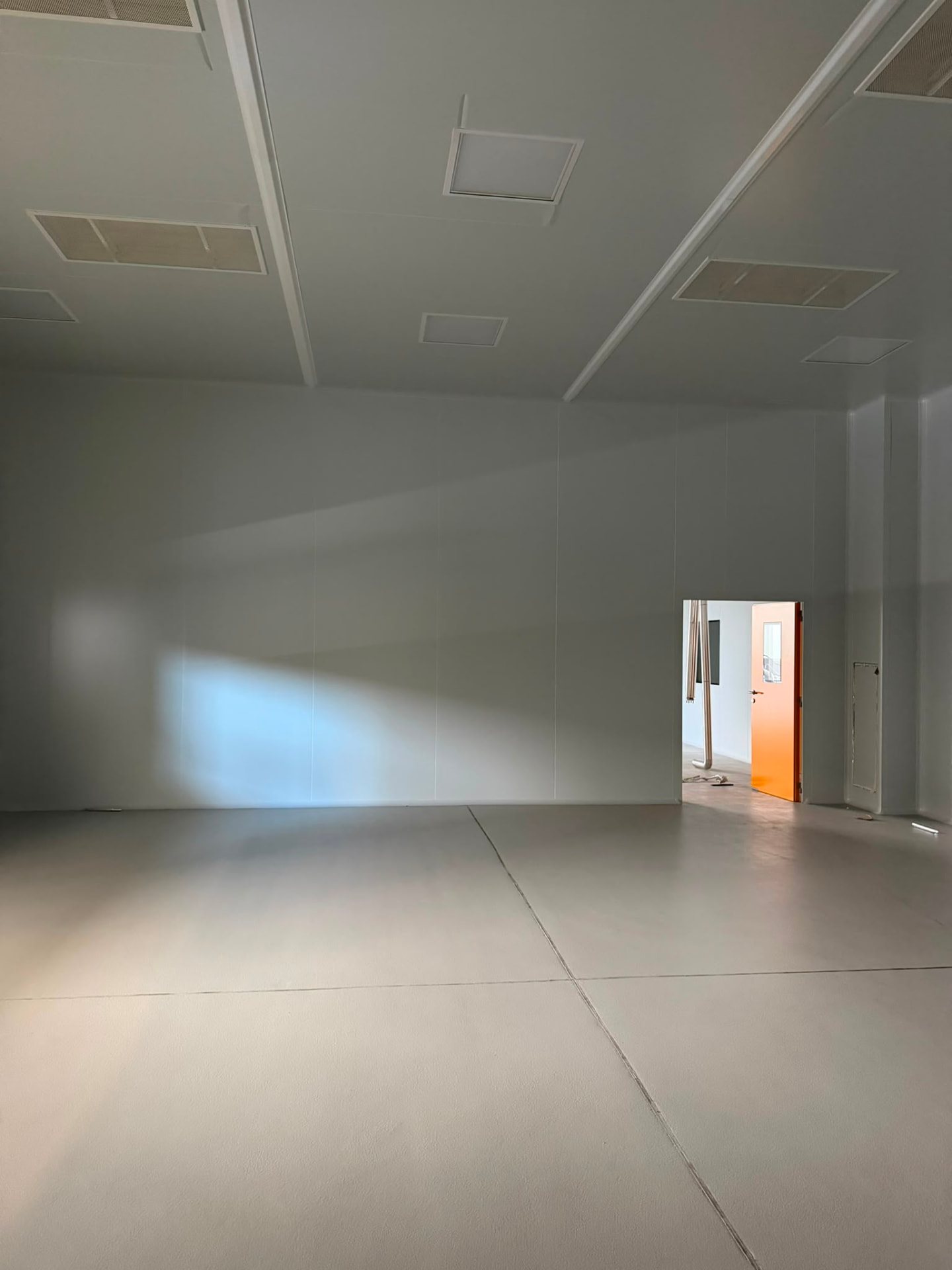 Cambra frigorífica acabada amb porta frigorífica i terra continu