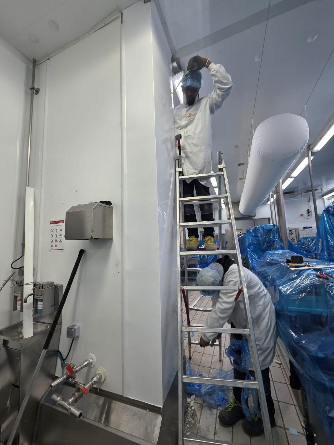 Revestiment sanitari amb planxes de P3 en zona de producció