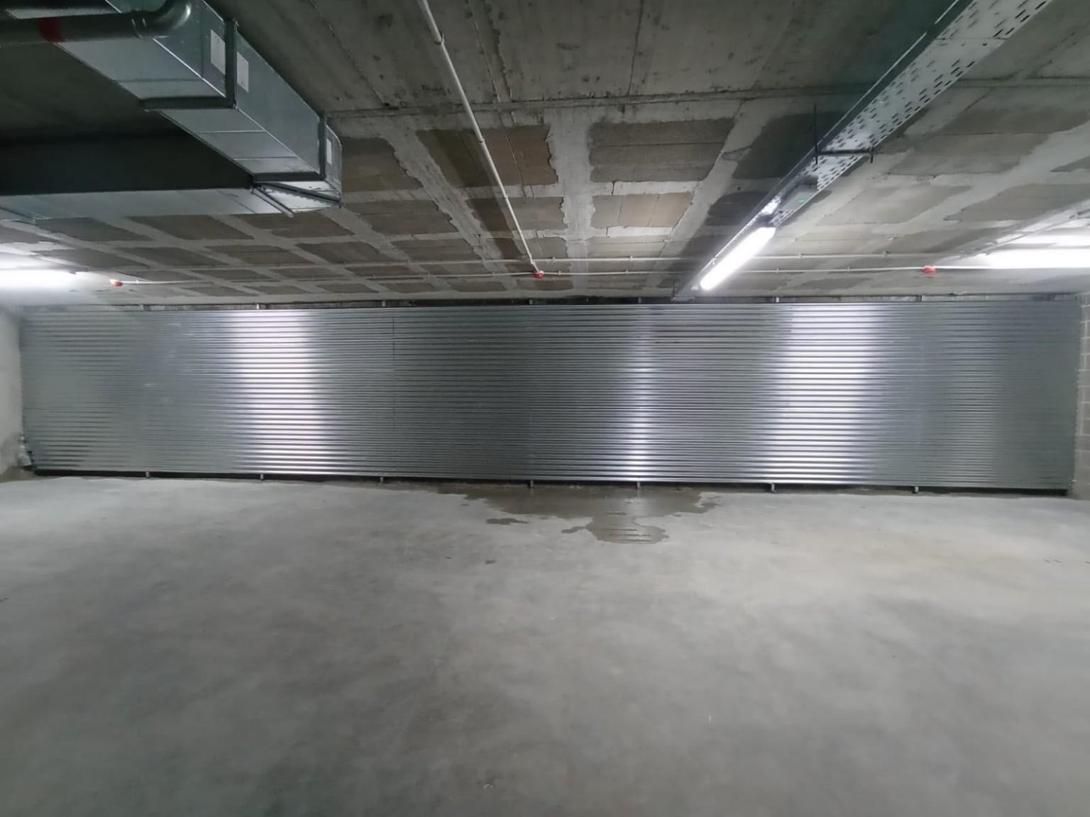 Tancament interior realitzat amb planxes metàl·liques perfilades