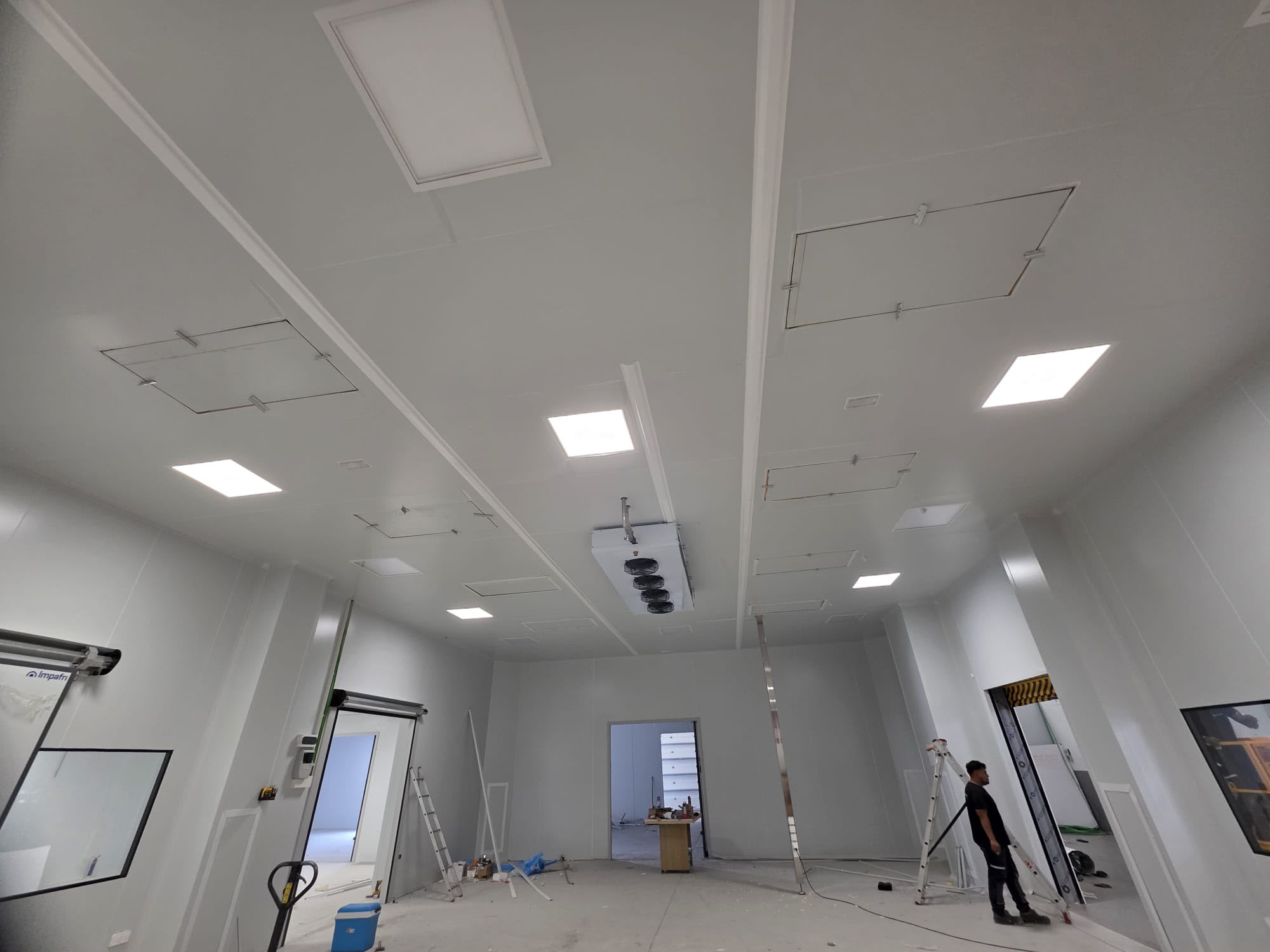 Sala blanca acabada amb sostre tècnic i il·luminació encastada