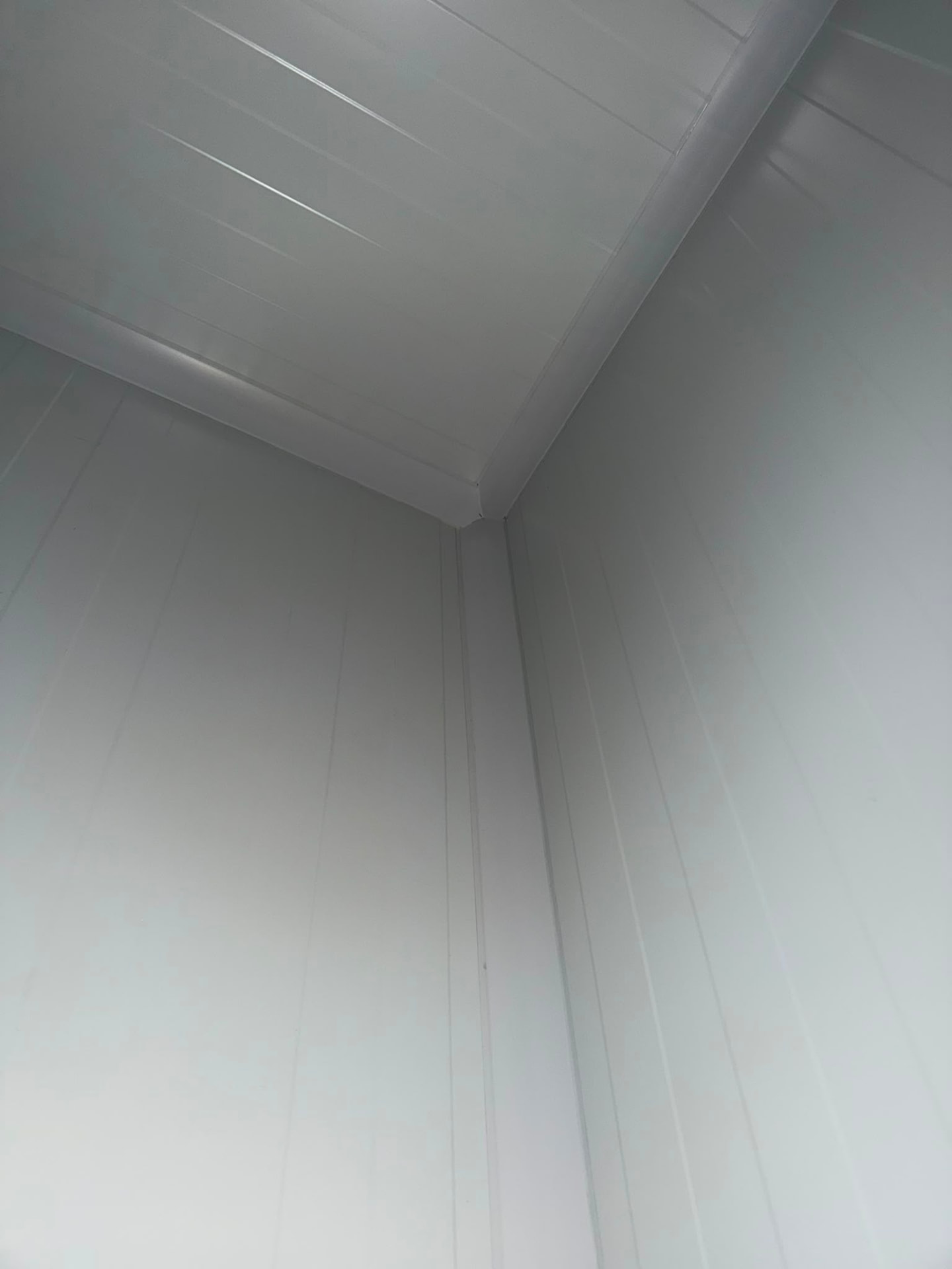 Interior de cambra frigorífica amb envolupant contínua de panell sandvitx