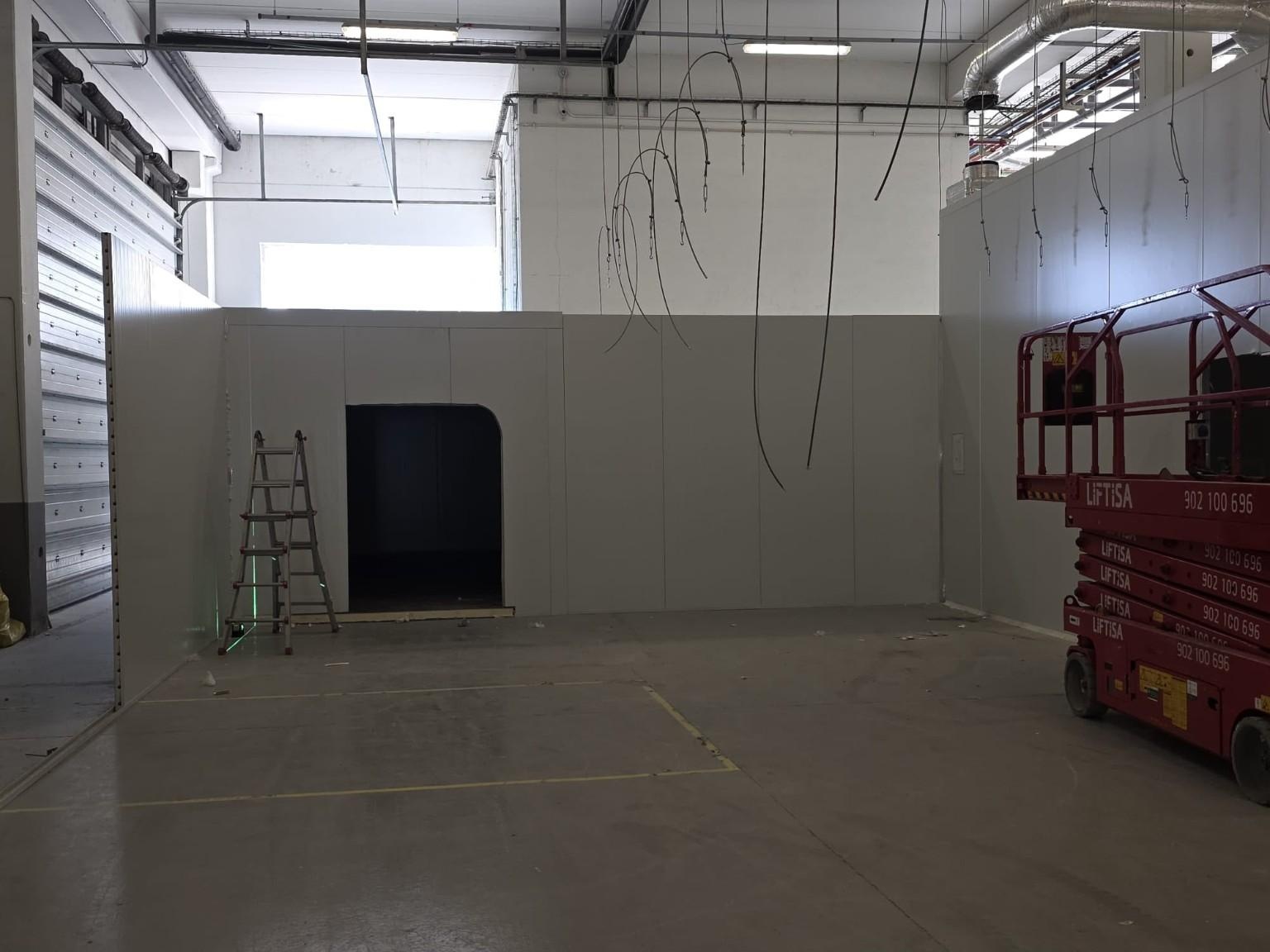 Cambra industrial de grans dimensions amb panells aïllants