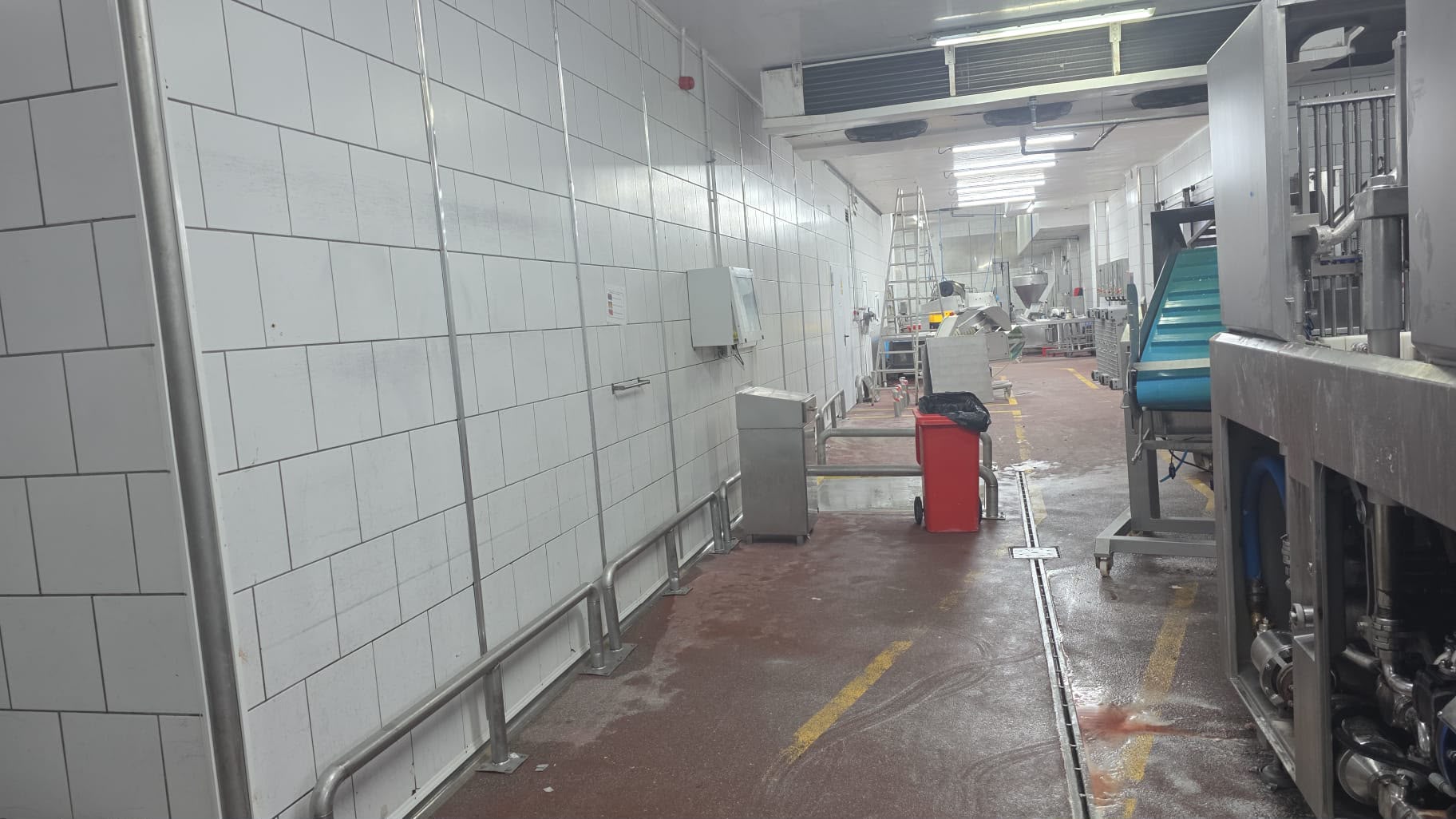 Zona de producció alimentària amb revestiment sanitari i maquinària