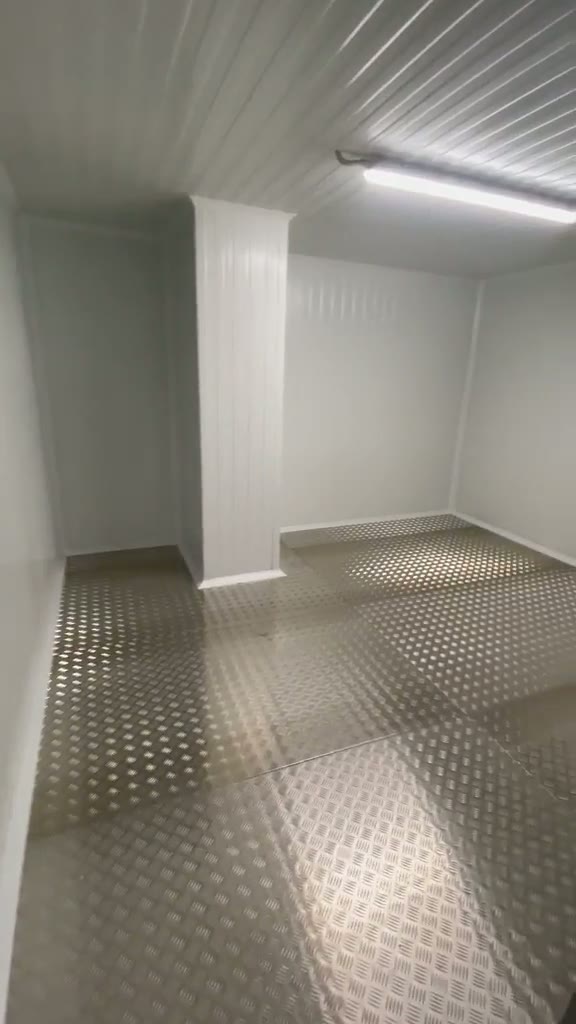 Muntatge de panell machihembrat en cambra frigorífica