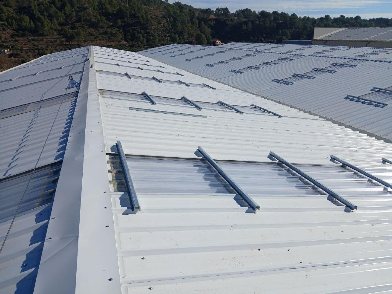 Coberta amb estructura metàl·lica i fixacions preparades per a claraboies