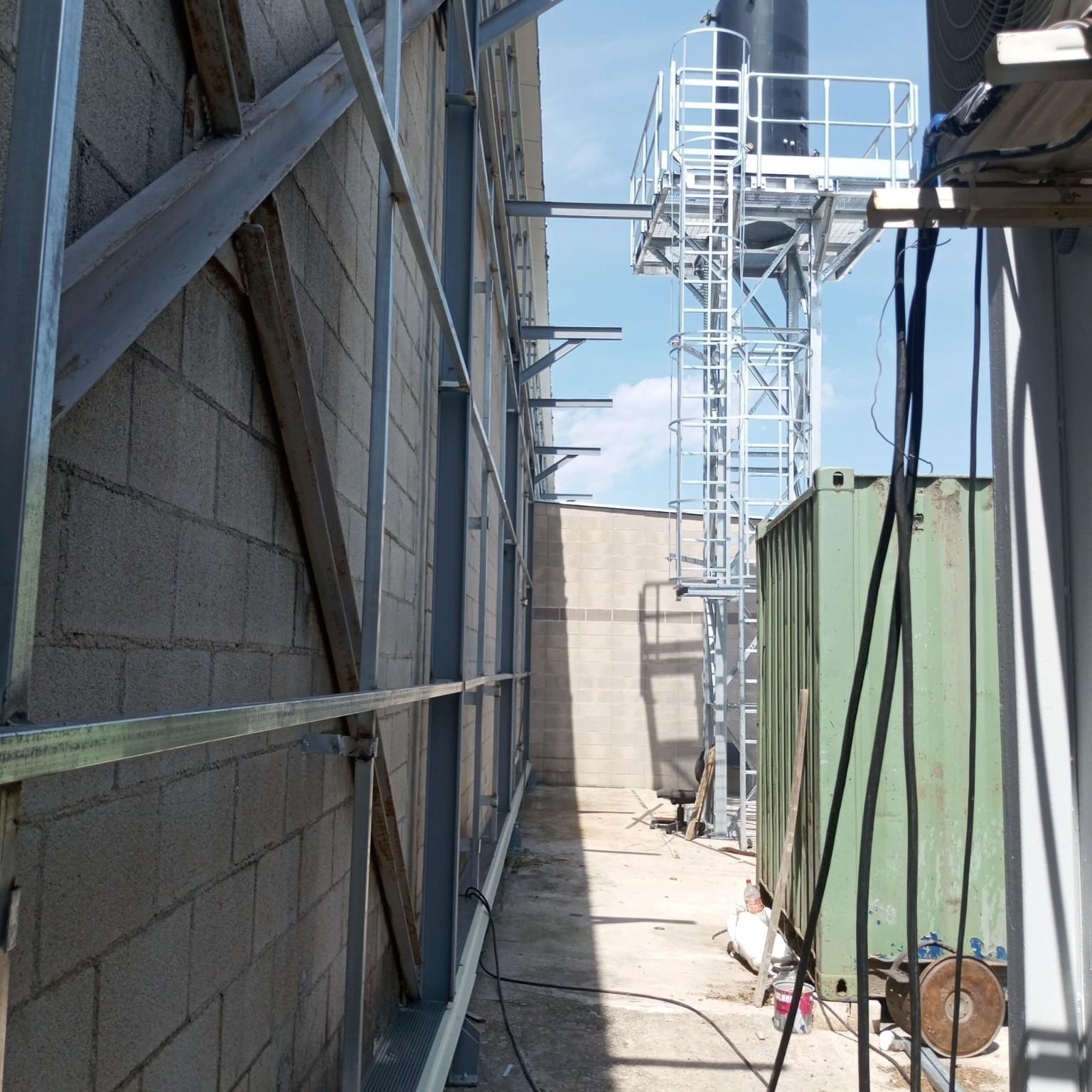 Estructura metàl·lica auxiliar de perfils fixats amb suports i ancoratges