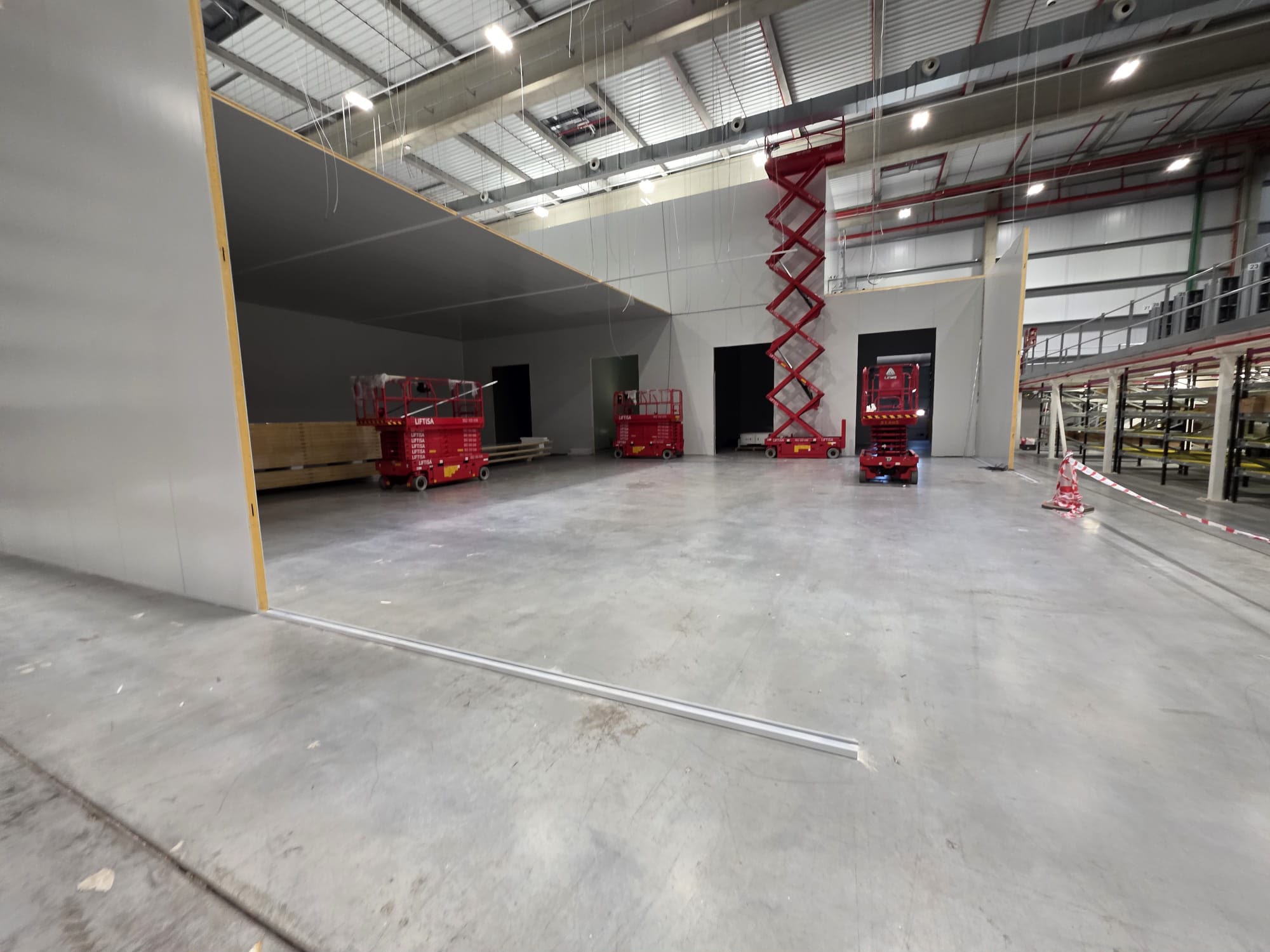 Nau industrial amb tancament de panell de gran alçada en construcció