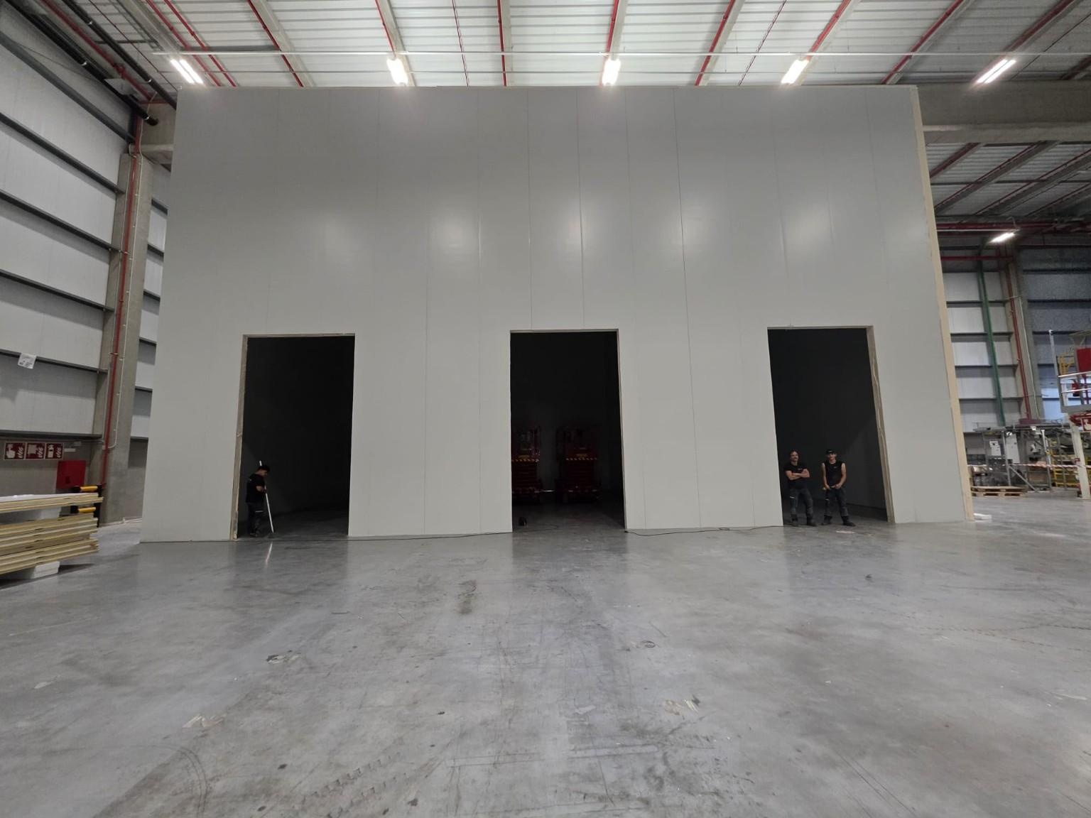 Muntatge de panells de gran format en una nau industrial