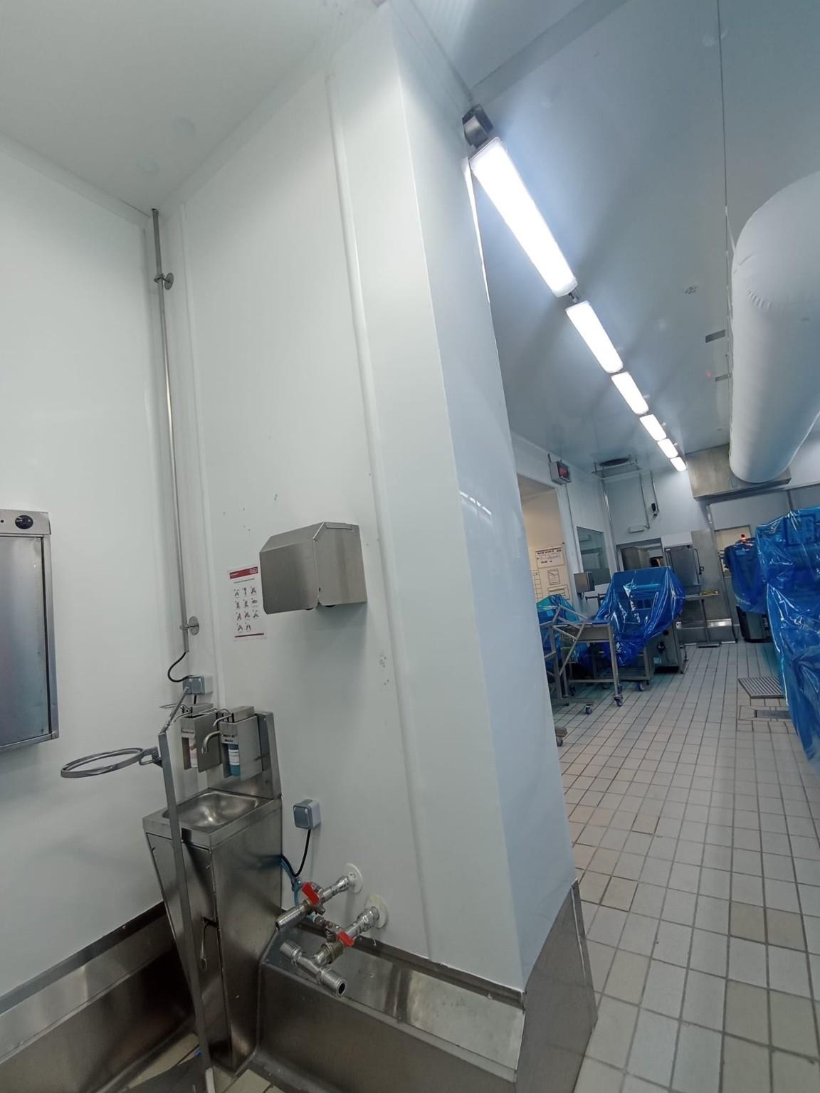Acabat interior de zones de producció amb revestiments sanitaris