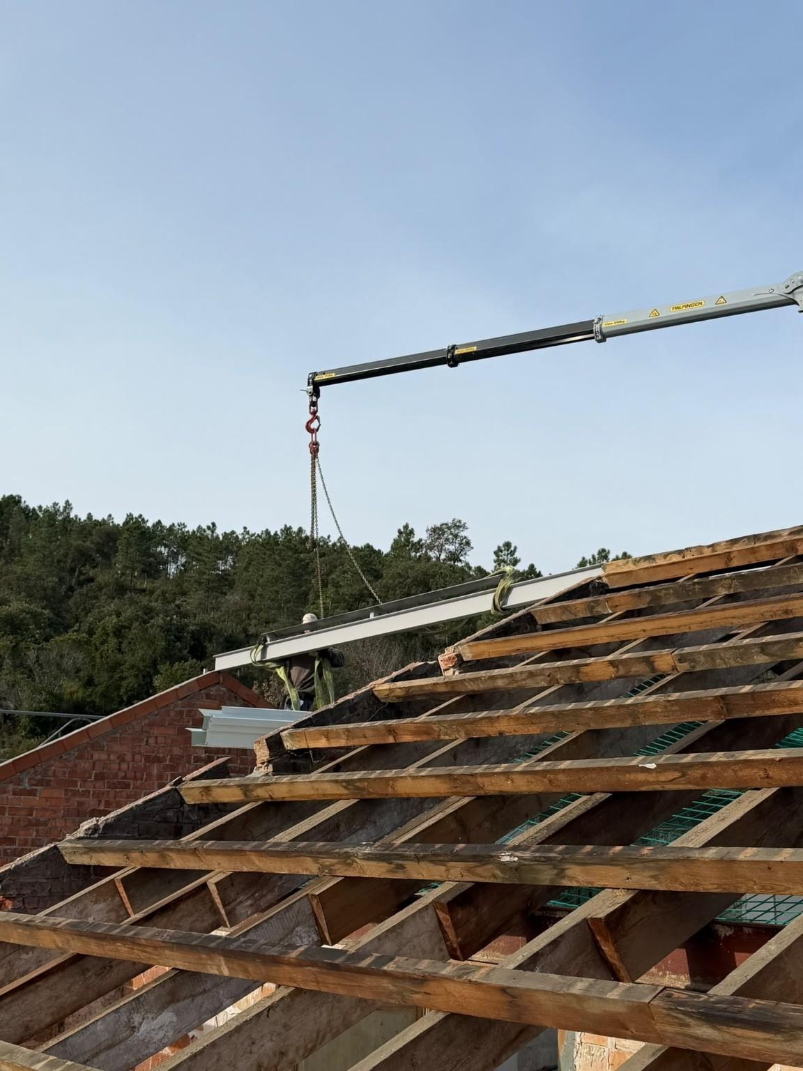 Panells de coberta muntats sobre una estructura prèviament preparada